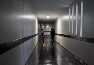 Pessoas caminham pelos corredores do Hospital Universitário, em Campo Grande, único hospital de MS que realiza o aborto legal. (Foto: Paulo Francis)