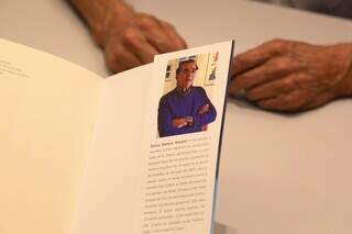 &#39;Orelha&#39; do livro traz informações sobre o repórter nascido no interior do Paraná. (Foto: Lennon Almeida)
