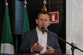 Governador de Mato Grosso, Mauro Mendes (União Brasil), discursando (Foto: Paulo Francis)