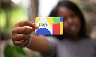 Com cartão do Bolsa Família, beneficiários podem fazer comprar ou sacar dinheiro (Foto: Agência Brasil) 