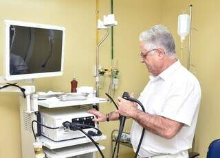 Especialista manipula aparelho para exames no CEM (Foto: Divulgação/Prefeitura de Campo Grande)
