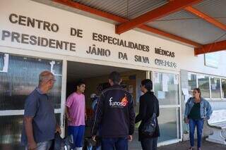 Pacientes chegando ao CEM de Campo Grande (Foto: Henrique Kawaminami/Arquivo)