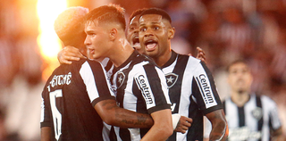 Jogadores do Alvinegro comemoram vitória no Nilton Santos. (Foto: Staff Images/Botafogo)