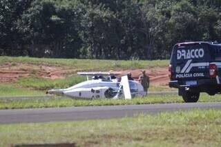 Aeronave caída em área de grama às margens da pista de pouso (Foto: Paulo Francis)
