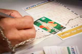 Apostador marca dezenas da sorte em volante disponibilizado em agência lotérica da Capital. (Foto: Arquivo/Henrique Kawaminami)