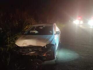Veículo atingido em acidente teve a parte frontal destruída. (Foto: Reprodução/Notícias do Cerrado)