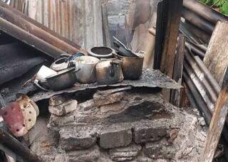 Panelas no fogão queimado pelo incêndio (Foto: Corpo de Bombeiros/Divulgação)
