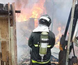Incêndio em casa de madeira, em Corumbá (Foto: Divulgação/Corpo de Bombeiros)