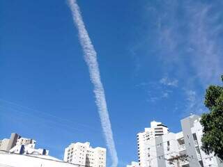 Fenômeno de condensação do ar é visto do céu de Campo Grande. (Foto: Direto das Ruas)