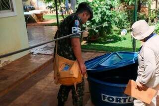 Militar participa de vistoria em residência, acompanhando agente (Foto/Divulgação)