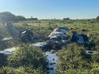 Destroços do avião que caiu hoje na faixa de fronteira (Foto: Direto das Ruas)