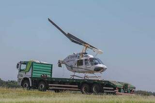 Helicóptero em cima de guincho e será levado para hangar. (Foto: Marcos Maluf)