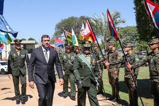 Governador Eduardo Riedel (PSDB) chegando ao lado do comandante Militar do Oeste, general Luiz Fernando Estorilho Baganha (Foto: Henrique Kawaminami)