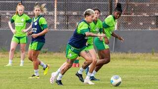 Meninas do Palmeiras em treino com bola (Foto: Paloma Cassiano/SEP)