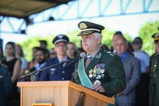 Comandante Militar do Oeste, general Luiz Fernando Estorilho Baganha discursando (Foto: Henrique Kawaminami)
