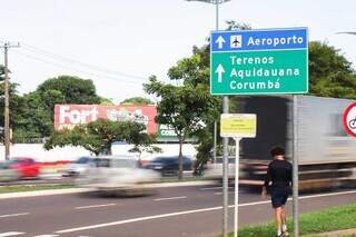 Avenida dá acesso a vários bairro e ao Aeroporto Internacional de Campo Grande (Foto: Henrique Kawaminami) 