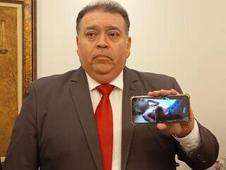 José da Rosa mostra imagem de PM ainda vivo e bastante debilitado (Foto: Ana Beatriz Rodrigues)