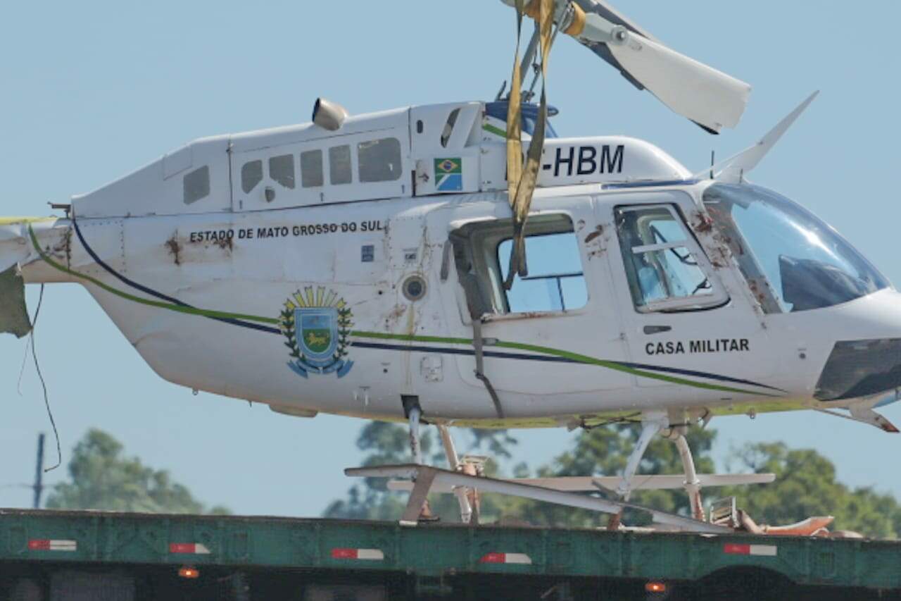 Um dia após queda, helicóptero é retirado para investigar o que causou acidente