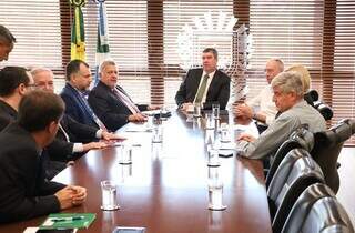 Governador do Estado, Eduardo Riedel, recebe equipe da Caixa Econômica Federal (Foto: Álvaro Rezende)