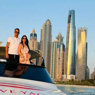 Eduardo e Dayene durante passeio de iate em Dubai, nos Emirados Árabes Unidos (Foto: Arquivo pessoal)