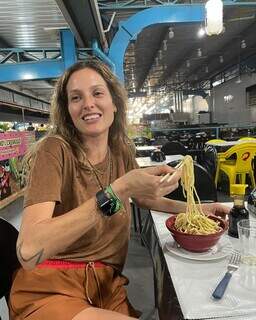Tamara comendo sobá na Feira Central, em sua visita mais recente à Campo Grande (Foto: Arquivo Pessoal)