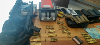 Mais armas, cartuchos, munições e dinheiro (Foto: reprodução)