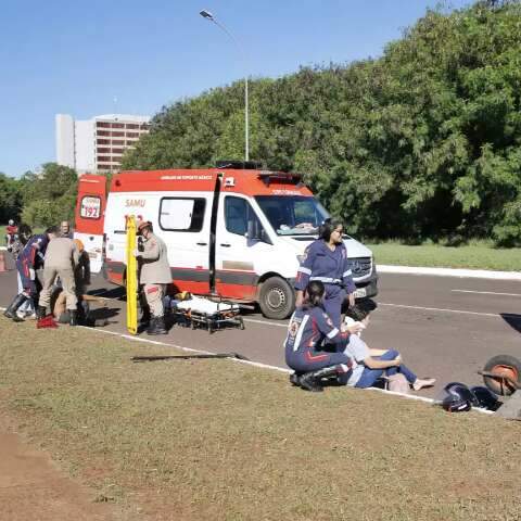 Trabalhadores s&atilde;o atropelados por motociclista durante servi&ccedil;o de tapa buraco