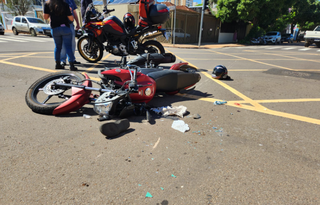 Motocicleta que o motoentregador conduzia ficou danificada (Foto: Geniffer Valeriano)