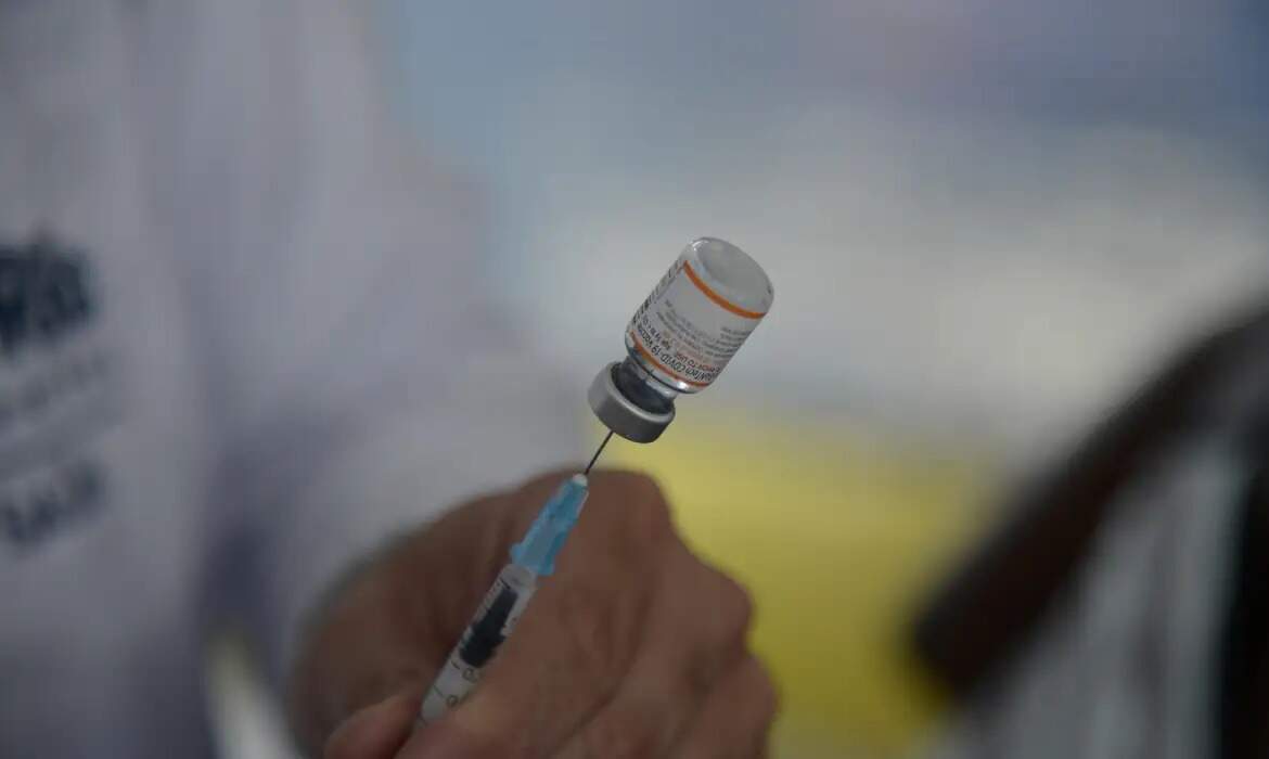 Após disputa entre empresas, Saúde repassa nova vacina contra covid em 15 dias