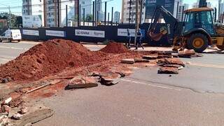 Retroescavadeira cavando asfalto para ligação de água e esgoto em empresa localizada na Rua Joaquim Murtinho (Foto: Izabela Cavalcanti)