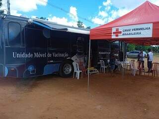 Unidade móvel de vacinação e tenda da Cruz Vermelha, na Aldeia Água Bonita, em Campo Grande (Foto: Direto das Ruas)