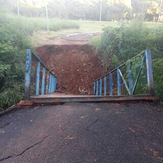 Ponte da ciclovia do Parque Linear do Lagoa desmorou na sexta-feira (19) (Foto: Direto das Ruas)