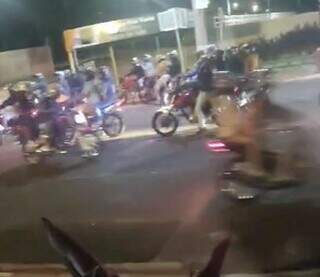 Concentração de motoqueiros em frente a condomínio no Rita Vieria para disputa de racha (Foto: Direto das ruas)