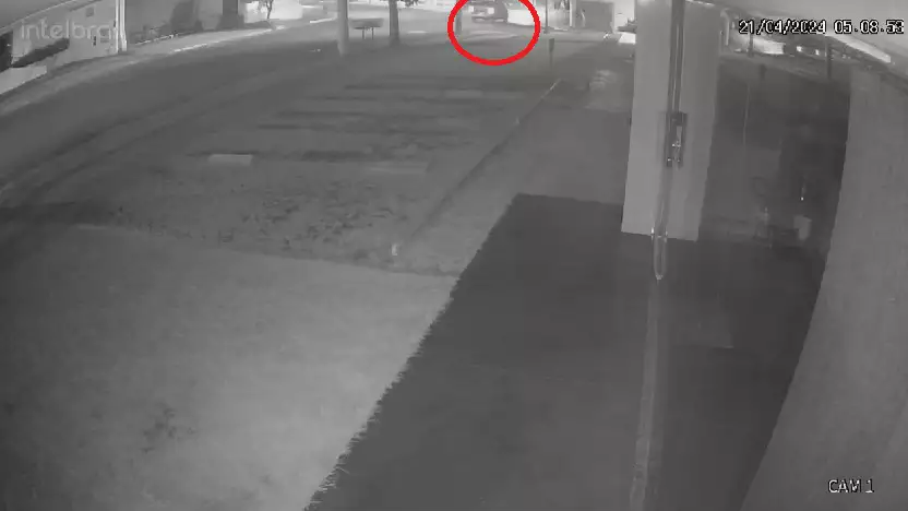 Vídeo mostra momento em que caminhonete invade loja de roupas 