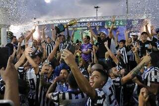 Equipe do Galo comemora vitória em casa. (Foto: Paulo Francis)