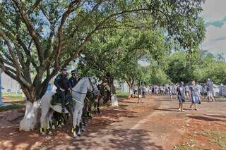 Cavalaria da Polícia Militar atua em esquema de segurança perto de estádio. (Foto: Paulo Francis)