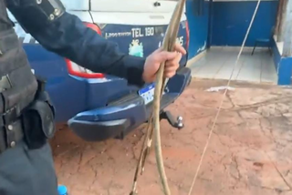 Flecha que o indígena usava foi apreendida pela polícia (Foto: reprodução / Jardim MS News)