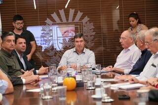 No centro da mesa, governador Eduardo Riedel (PSDB) sentou com todos os 79 prefeitos (Foto: Saul Scharmm)