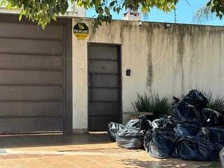 Sacos de lixos na frente da ONG indicam que foi feita limpeza na casa  (Foto: Marcos Maluf) 