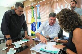 Governador Eduardo Riedel (PSDB) aponta linha em tabela de recursos apresentadas (Foto: Saul Scharmm)