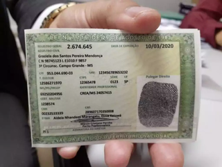 Indígena mostra carteira de identidade emitida em mutirão da SDHU. (Foto: Arquivo/Campo Grande News)
