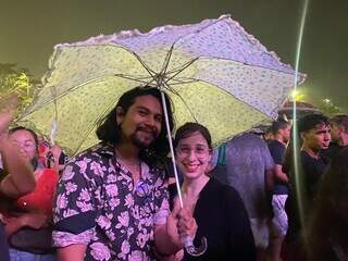 João e Andressa levaram um guarda-chuva para acompanharem a atração. (Foto: Jéssica Fernandes)