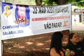 Faixa na UFMS de Campo Grande ameaça greve total (Foto: Arquivo/Henrique Kawaminami)