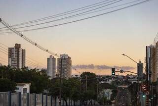 Céu claro nesta manhã visto da Rua Ceará, em Campo Grande (Foto: Henrique Kawaminami)