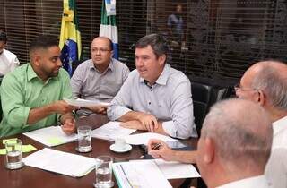 Prefeito de Antônio João, Marcelo Pé, apresenta projeto para governador Eduardo Riedel (Foto: Saul Scharmm)