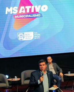 Eduardo Riedel com o vice-governador, o Barbosinha, ao fundo (Foto: Juliano Almeida)