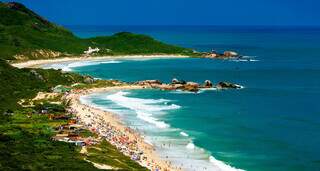 Praia de Florianópolis, um dos destinos nacionais com promoção de passagem aérea a partir de Campo Grande no feriadão de maio - Foto: Reprodução