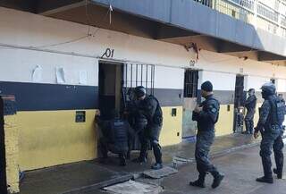 Policiais durante as vistorias nas celas (Foto: Divulgação Agepen)