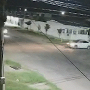 Carro atravessa "Pare", atinge moto e casal escapa ileso