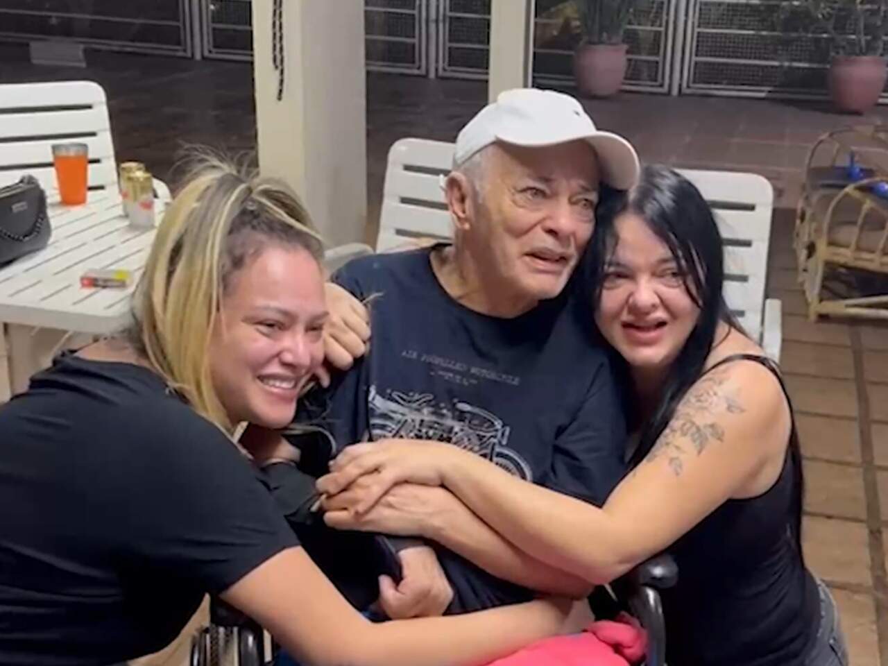 Pai de sertanejas chora ao ver clipe com amor que ensinou às filhas